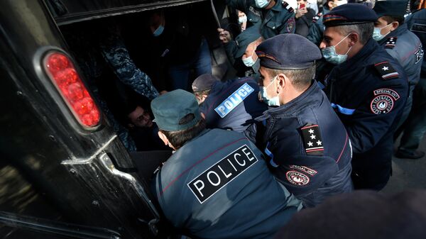 Сотрудники правоохранительных органов задерживают участника митинга оппозиции на площади Свободы в Ереване