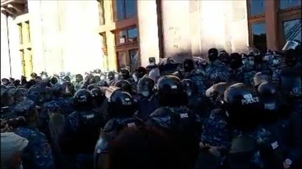 Протестующие у здания правительства Армении. Стянуты дополнительные силы полиции