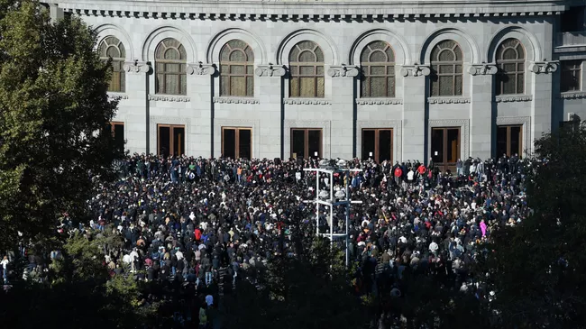 Участники митинга оппозиции в Ереване