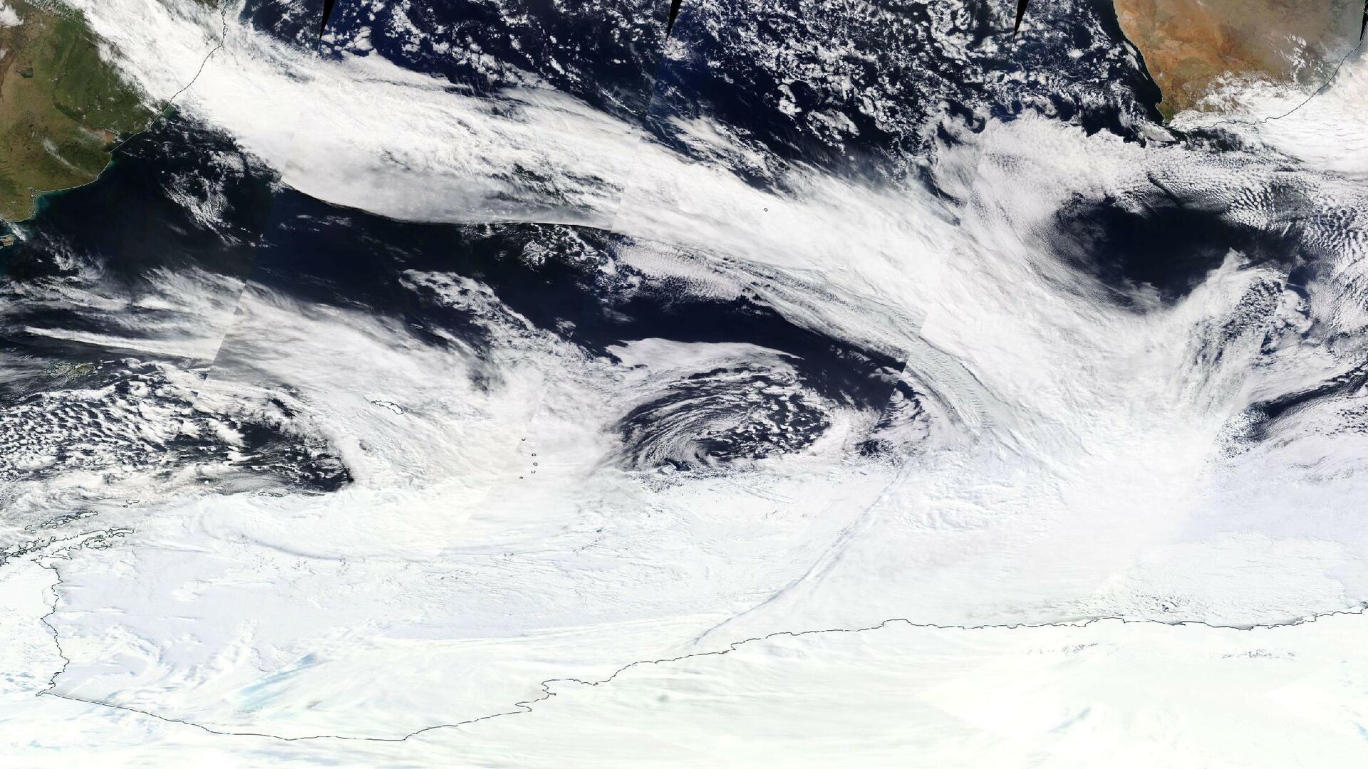 Полоса облаков теплого атмосферного течения, прослеживающаяся от Южной Америки до Антарктиды. Снимок 16 сентября 2017 года - РИА Новости, 1920, 11.11.2020