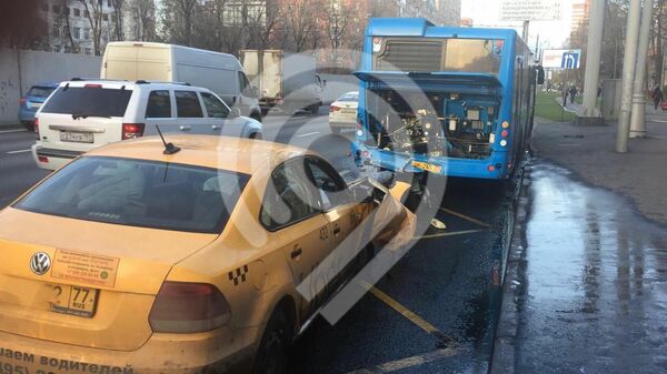 ДТП с участием автомобиля такси и автобуса на улице Большая Академическая в Москве
