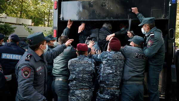 Сотрудники правоохранительных органов задерживают участников митинга оппозиции на площади Свободы в Ереване