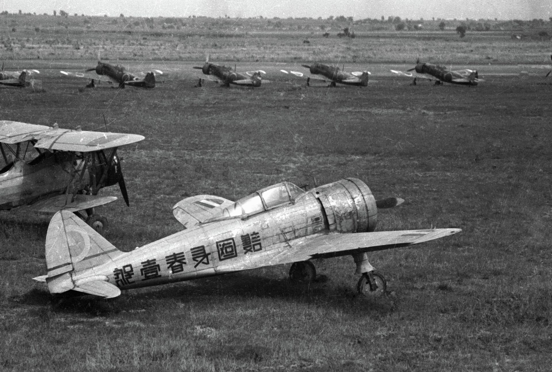 Японские самолеты на аэродроме во время Второй мировой войны - РИА Новости, 1920, 11.11.2020