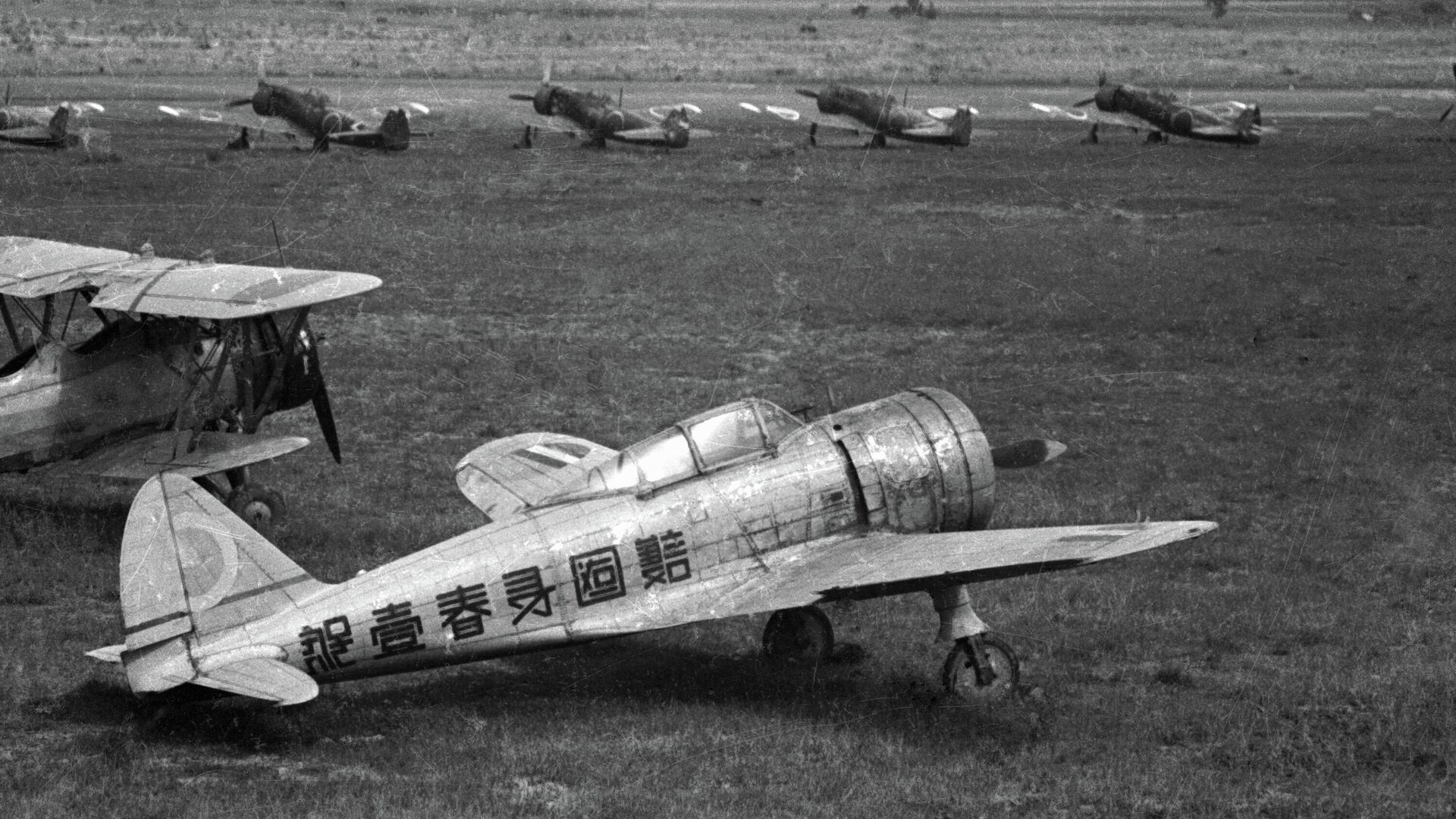 Японские самолеты на аэродроме во время Второй мировой войны - РИА Новости, 1920, 30.08.2021