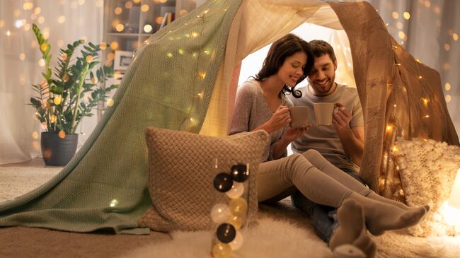 Молодые люди пьют чай