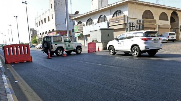 Полиция на улице в саудовском городе Джидда близ кладбища, где произошел взрыв. 11 ноября 2020