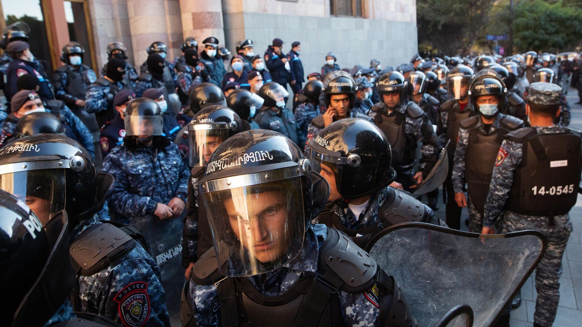 Сотрудники полиции во время митинга на площади Свободы в Ереване - РИА Новости, 1920, 11.11.2020
