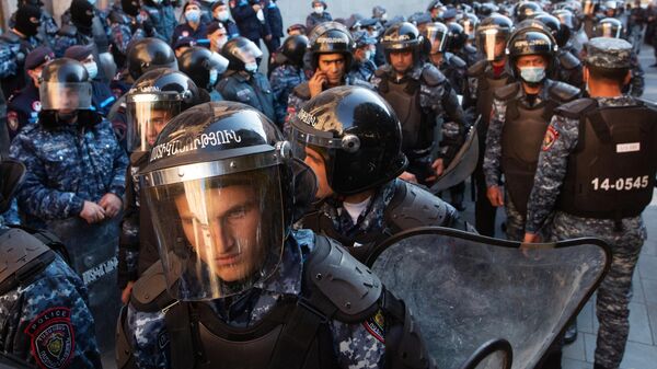 Сотрудники полиции во время митинга на площади Свободы в Ереване