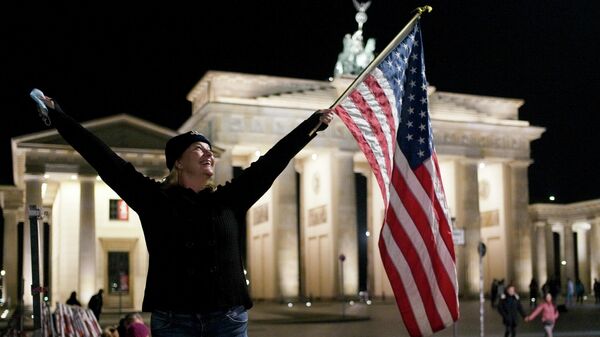 Празднование победы Джо Байдена на площади перед  Бранденбургскими воротам в Берлине 