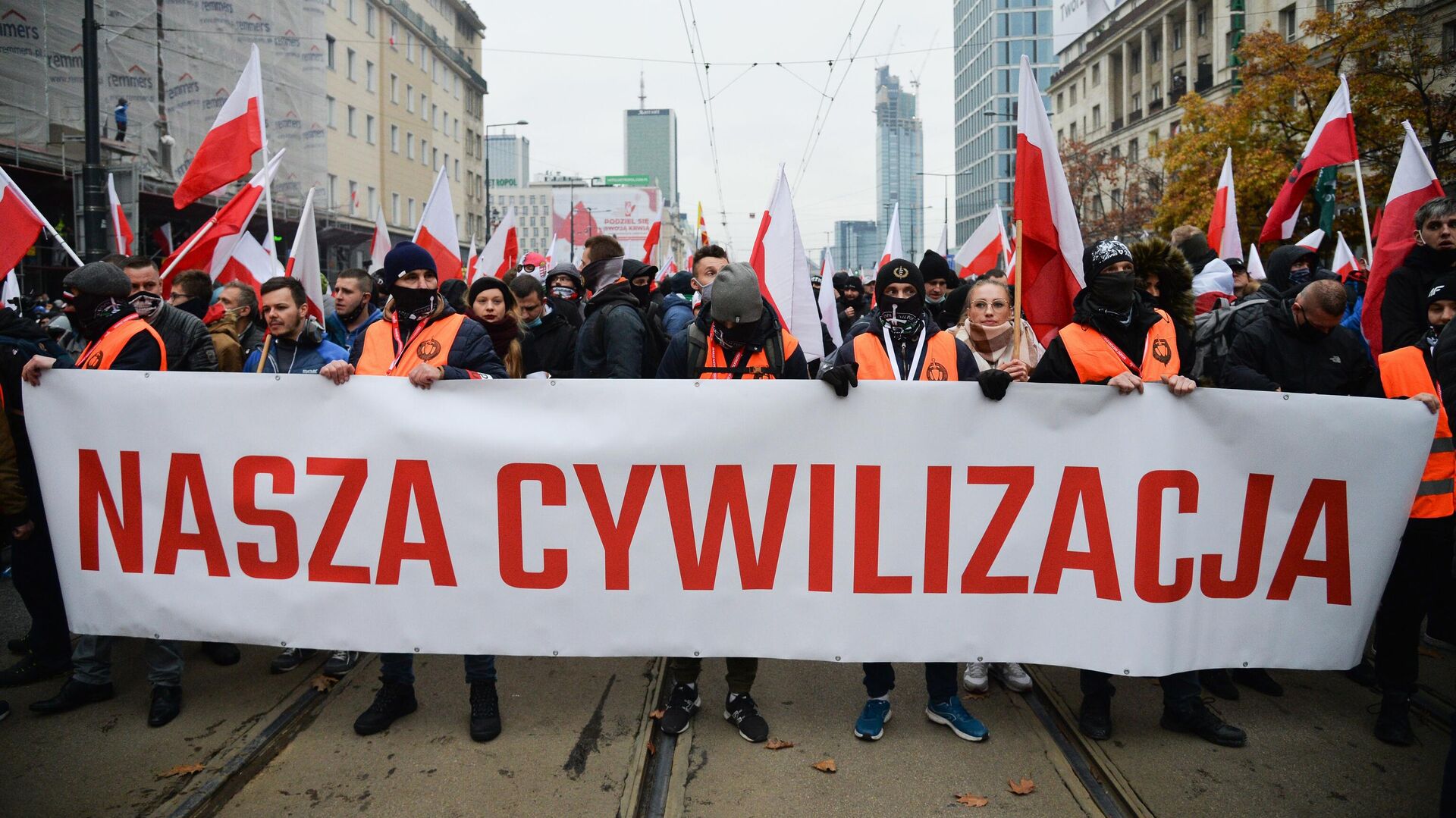 Участники традиционного марша в Варшаве, организованного организациями националистов, по случаю Дня независимости Польши - РИА Новости, 1920, 11.11.2020