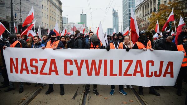 Участники традиционного марша в Варшаве, организованного организациями националистов, по случаю Дня независимости Польши