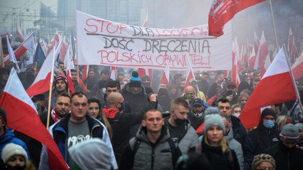 Участники традиционного марша в Варшаве, организованного организациями националистов, по случаю Дня независимости Польши