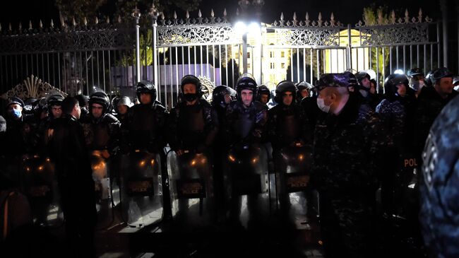 Сотрудники правоохранительных органов у здания парламента Армении в Ереване