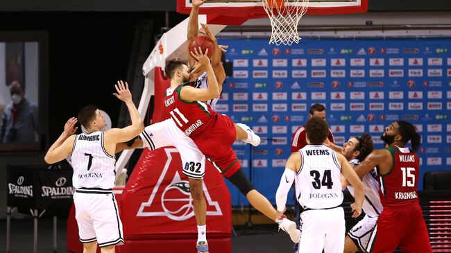 Игроки БК Виртус Болонья Амар Алибегович, Винс Хантер, игрок БК Локомотив-Кубань Станислав Ильницкий, игрок БК Виртус Болонья Кайл Уимс и игрок БК Локомотив-Кубань Алан Уильямс (слева направо) в мачте Кубка Европы по баскетболу между БК Локомотив-Кубань (Краснодар, Россия) и БК Виртус Болонья (Болонья, Италия).