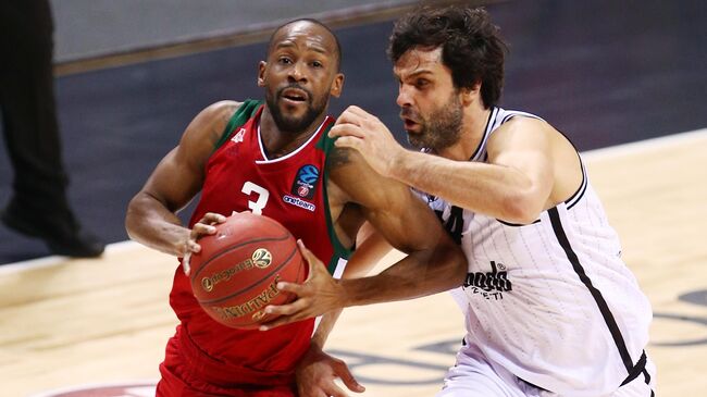 Игрок БК Локомотив-Кубань Уилл Каммингс (слева) и игрок БК Виртус Болонья Милош Теодосич в мачте Кубка Европы по баскетболу между БК Локомотив-Кубань (Краснодар, Россия) и БК Виртус Болонья (Болонья, Италия).