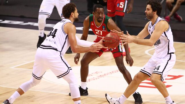 Игрок БК Виртус Болонья Кайл Уимс, игрок БК Локомотив-Кубань Джордан Кроуфорд и игрок БК Виртус Болонья Милош Теодосич (слева направо) в мачте Кубка Европы по баскетболу между БК Локомотив-Кубань (Краснодар, Россия) и БК Виртус Болонья (Болонья, Италия).