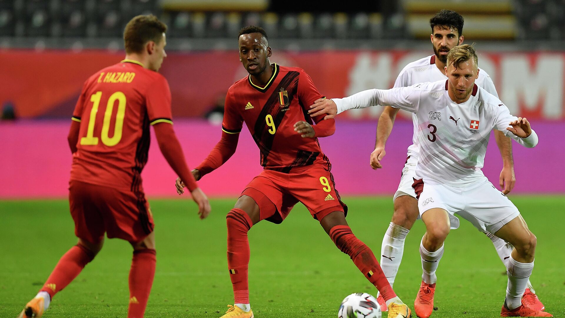 Belgium's midfielder Dodi Lukebakio (2ndL) is challenged by Switzerland's defender Silvan Widmer (R) during the friendly football match between Belgium and Switzerland at the Den Dreef Stadium in Leuven on November 11, 2020. (Photo by JOHN THYS / AFP) - РИА Новости, 1920, 12.11.2020