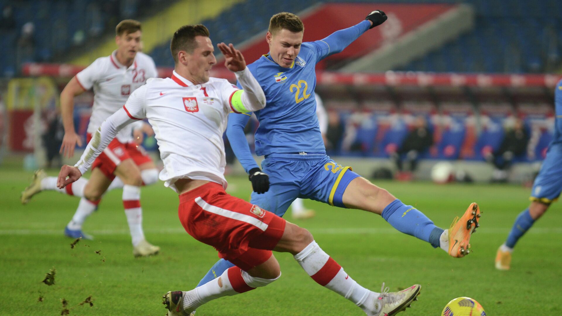 Poland's forward Krzysztof Piatek (L) and Ukraine's defender Mykola Matviyenko (R) vie for the ball during the international friendly football match Poland v Ukraine in Chorzow, Poland on November 11, 2020. (Photo by BARTOSZ SIEDLIK / AFP) - РИА Новости, 1920, 12.11.2020