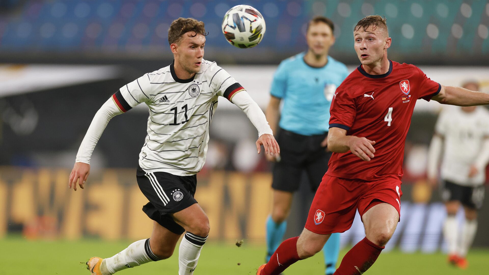 Germany's forward Luca Waldschmidt (L) and Czech Republic's defender Jakub Brabec vie for the ball during the international friendly football match Germany v Czech Republic in Leipzig, eastern Germany on November 11, 2020. (Photo by Odd ANDERSEN / AFP) - РИА Новости, 1920, 12.11.2020