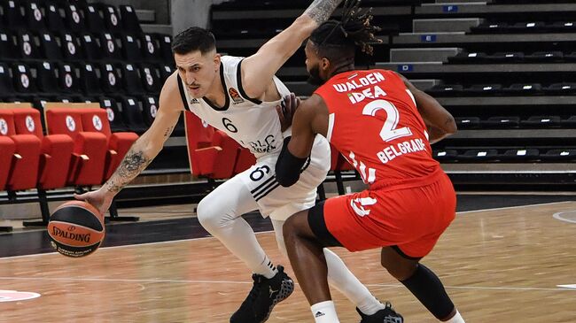 ASVEL Lyon-Villeurbanne French player  Paul Lacombe (L) fights for the ball with Red Star Belgrade's US player Corey Walden (R) during the Euroleague basketball match between Lyon-Villeurbanne and Red Star Belgrade at the Astroballe arena in Villeurbanne near Lyon, southeastern France on November 11, 2020. (Photo by PHILIPPE DESMAZES / AFP)