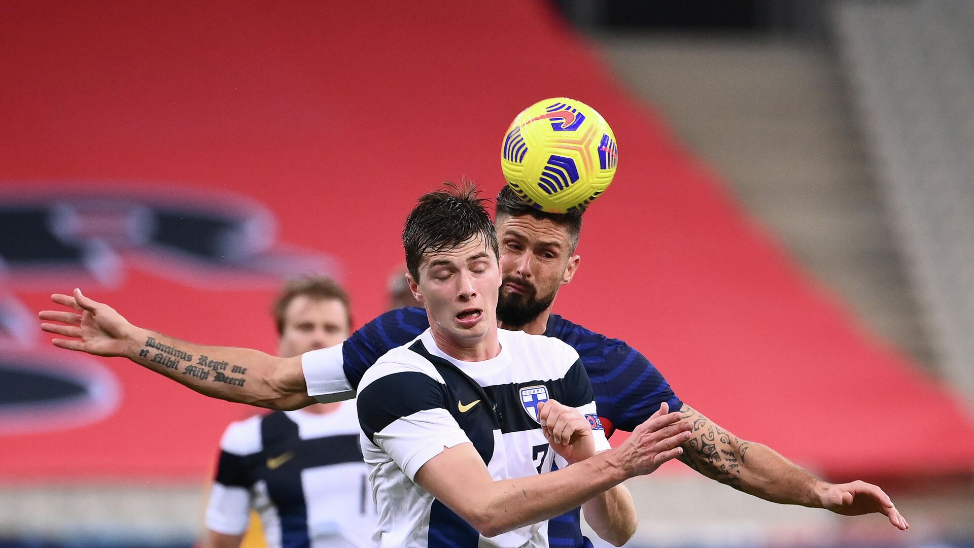 France's forward Olivier Giroud (R) vies for the ball with Finland's defender Daniel O'Shaughnessy  during the friendly football match between France and Finland at the Stade de France in Saint-Denis, Paris outskirts, on November 11, 2020. (Photo by FRANCK FIFE / AFP) - РИА Новости, 1920, 12.11.2020