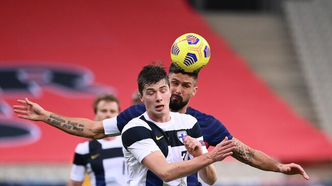 France's forward Olivier Giroud (R) vies for the ball with Finland's defender Daniel O'Shaughnessy  during the friendly football match between France and Finland at the Stade de France in Saint-Denis, Paris outskirts, on November 11, 2020. (Photo by FRANCK FIFE / AFP)