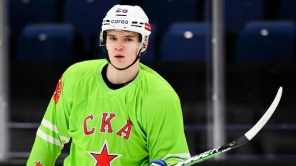Хоккеист СКА Максим Грошев на тренировке