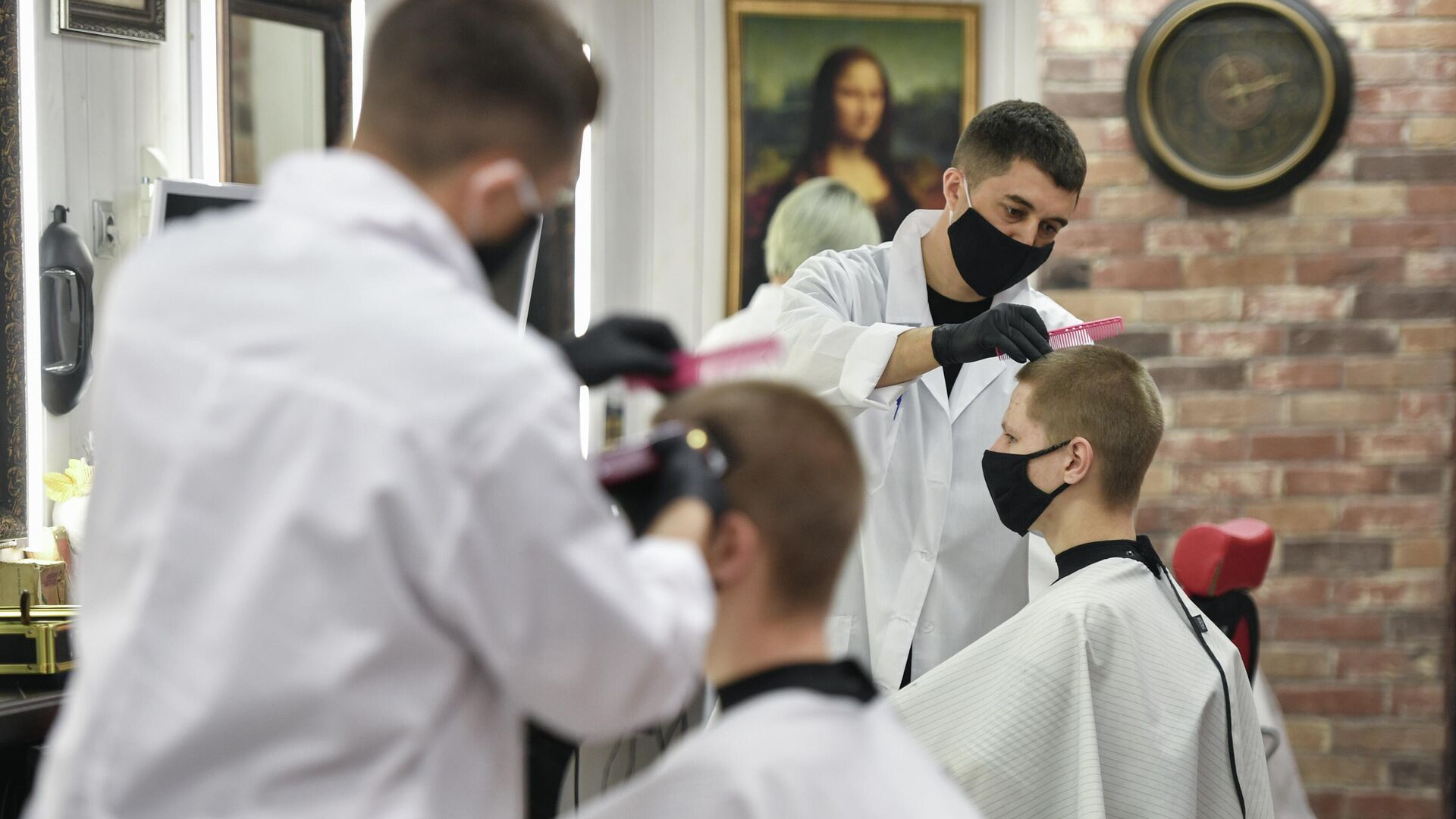 Парикмахер стрижет клиента в одной из парикмахерских Симферополя - РИА Новости, 1920, 25.02.2021