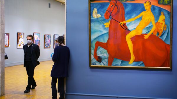 Посетители у картины художника Кузьмы Петрова-Водкина Купание красного коня 