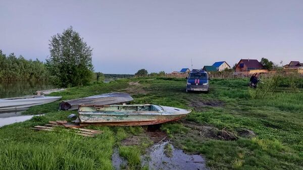 Лодка на берегу реки Уень в Томской области, где ребенок выпал за борт