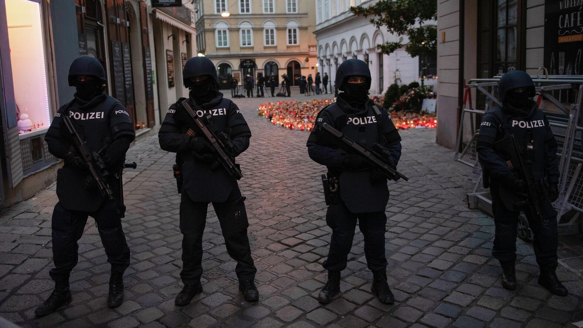 Полицейские стоят на страже перед прибытием Себастьяна Курца и Шарля Мишеля для зажжения свечей в память о жертвах теракта в Вене - РИА Новости, 1920, 13.11.2020