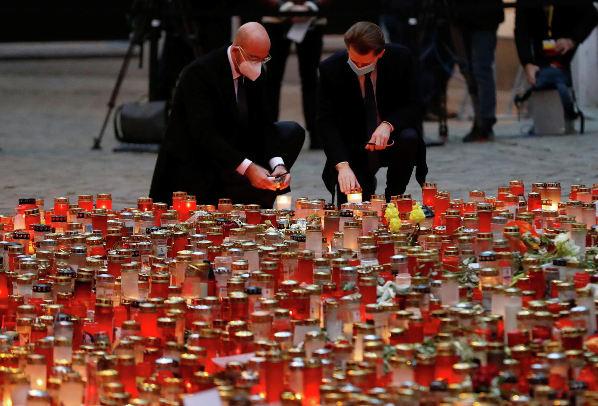 Председатель Европейского совета Шарль Мишель и канцлер Австрии Себастьян Курц зажигают свечи в память о жертвах теракта в Вене - РИА Новости, 1920, 13.11.2020