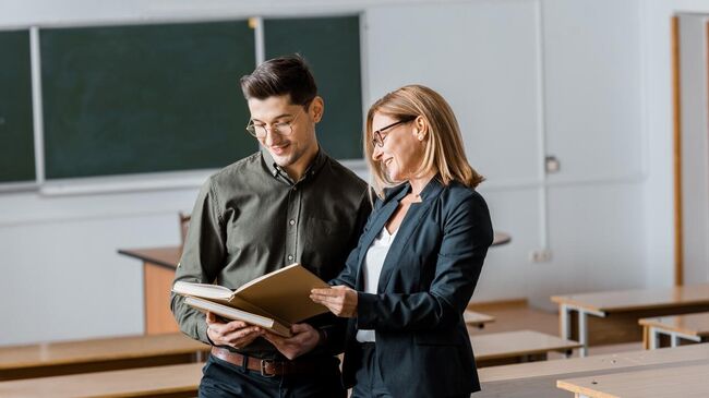 Преподаватель и студент в аудитории университета