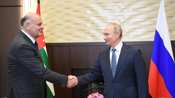 Президент РФ Владимир Путин и президент Абхазии Аслан Бжания 