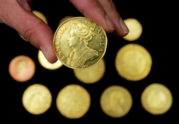 Золотая монета королевы Анны Виго 5 гиней на аукционе
