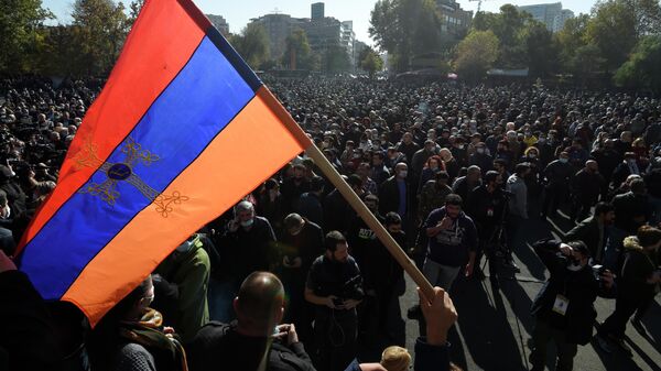 Участники митинга оппозиции на площади Свободы в Ереване