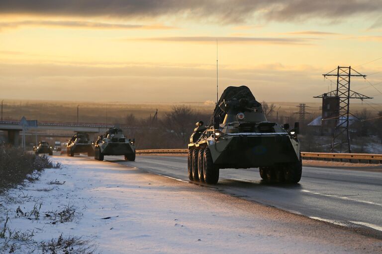 Колонна военной техники российских миротворцев в Самарской области на пути в Нагорный Карабах