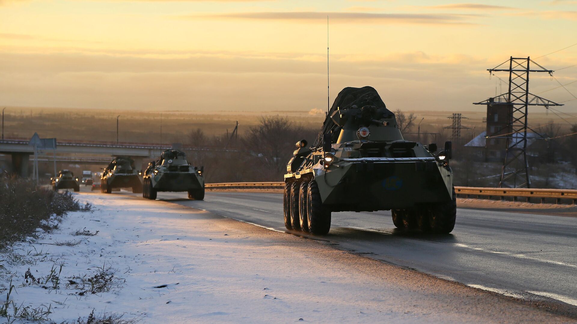 Колонна военной техники российских миротворцев в Самарской области на пути в Нагорный Карабах - РИА Новости, 1920, 13.11.2020