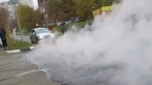Прорыв  трубы с горячей водой в Дзержинском на улице Томилинской