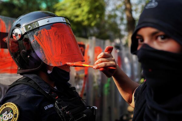 Акции протеста против гендерного и полицейского насилия в Мехико, Мексика. 11 ноября 2020 года