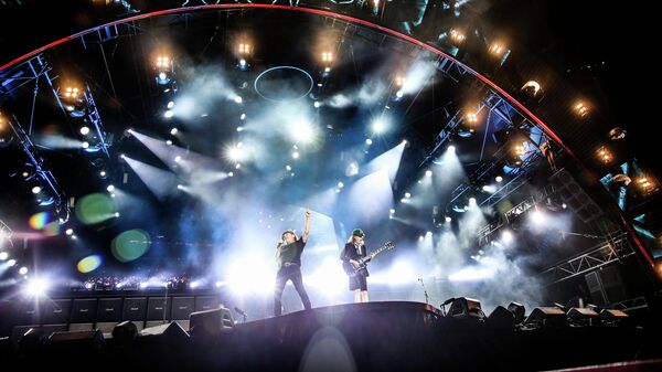  AC/DC выступают во время турне по США