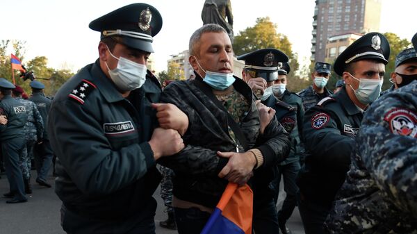 Сотрудники правоохранительных органов задерживают участника митинга на площади Свободы в Ереване