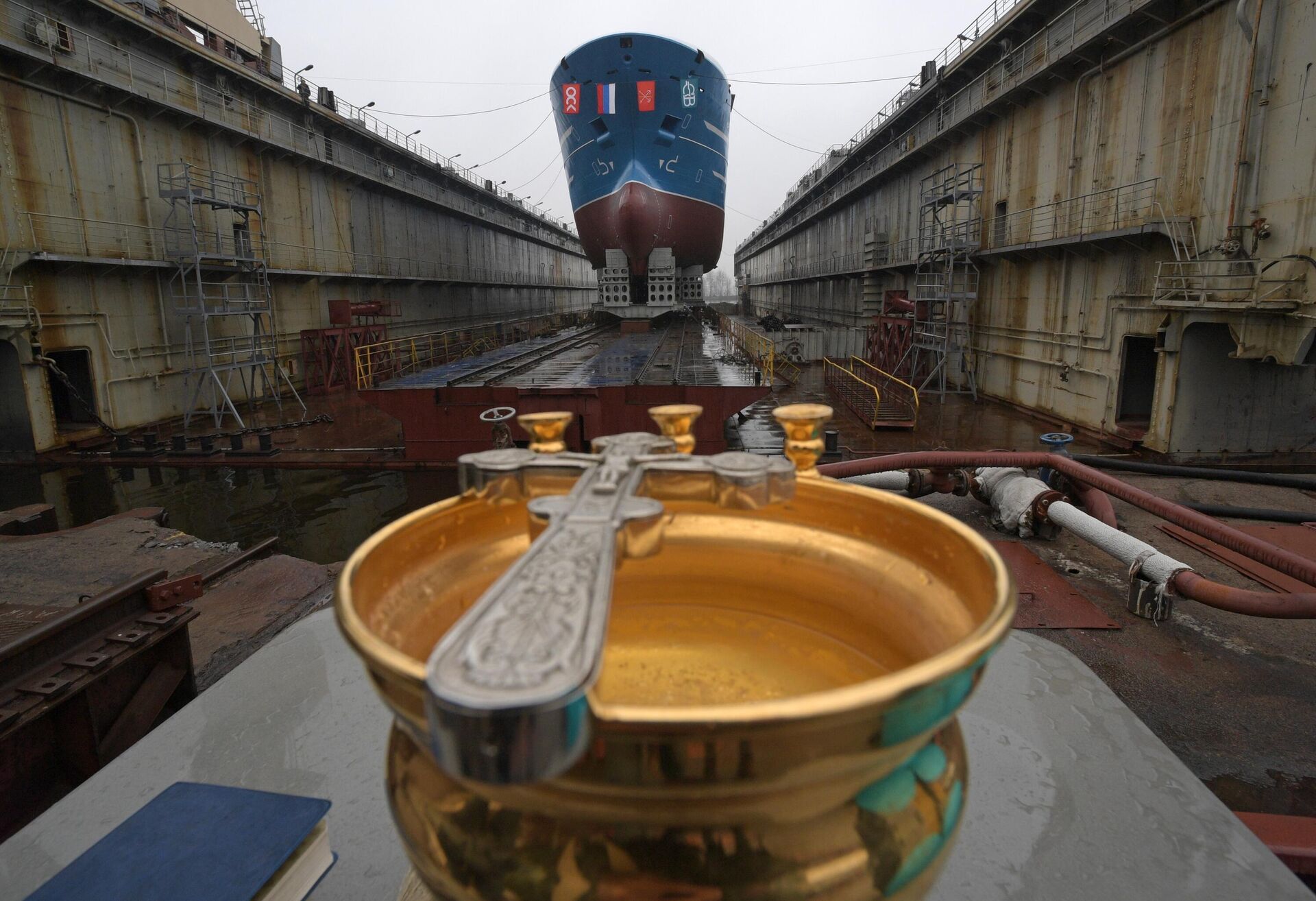 Церковные принадлежности священнослужителя во время церемонии спуска на воду ярусолова-процессора Марлин проекта МТ1112XL судостроительного завода Северная верфь в Санкт-Петербурге - РИА Новости, 1920, 12.11.2020