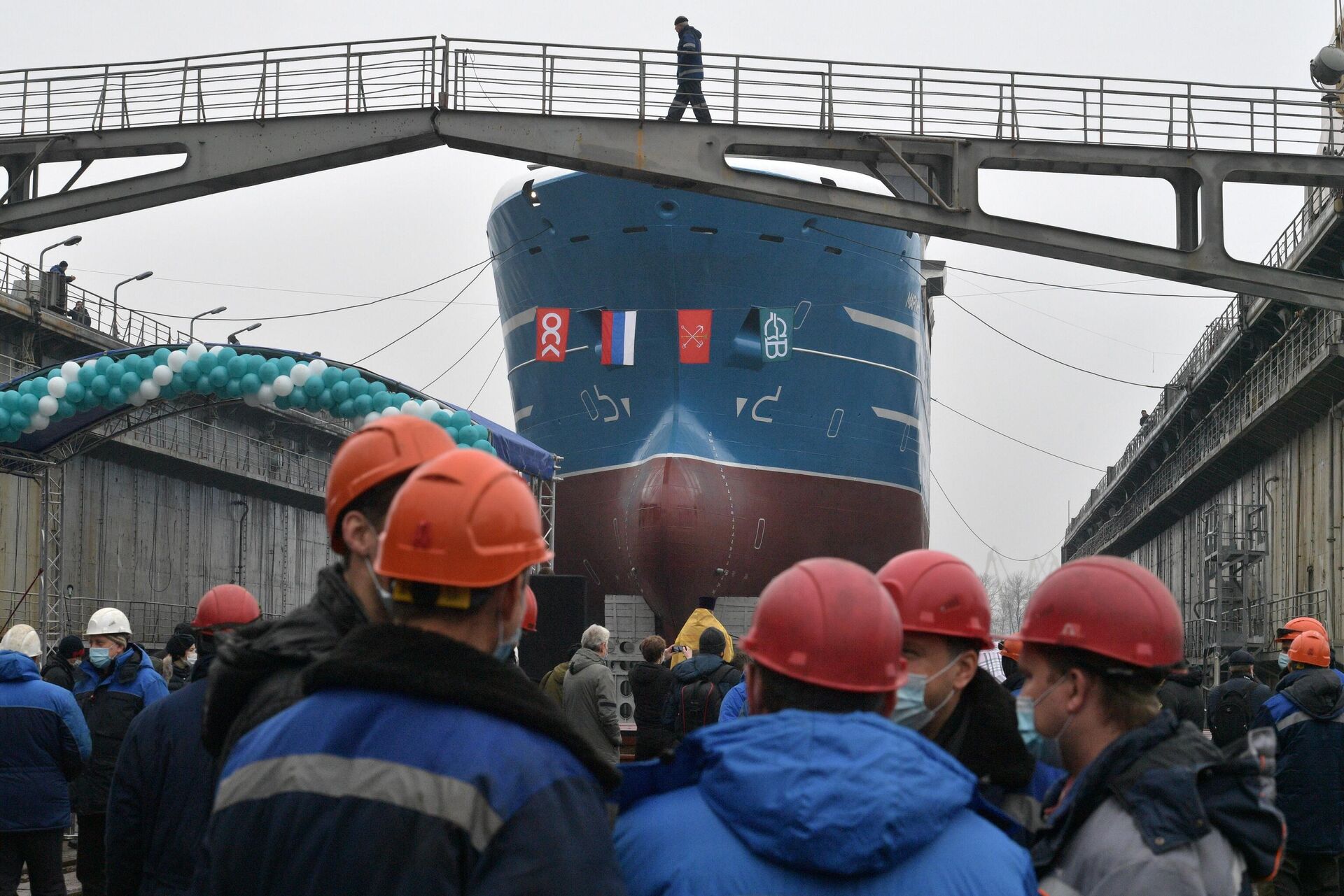 Сотрудники судостроительного завода Северная верфь на церемонии спуска на воду ярусолова-процессора Марлин проекта МТ1112XL в Санкт-Петербурге - РИА Новости, 1920, 12.11.2020