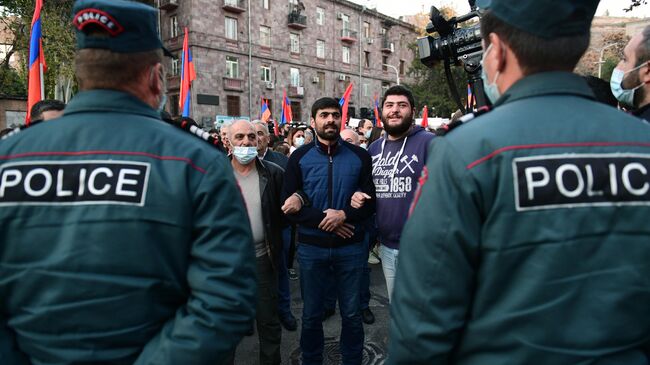 Сотрудники правоохранительных органов и участники митинга в Ереване