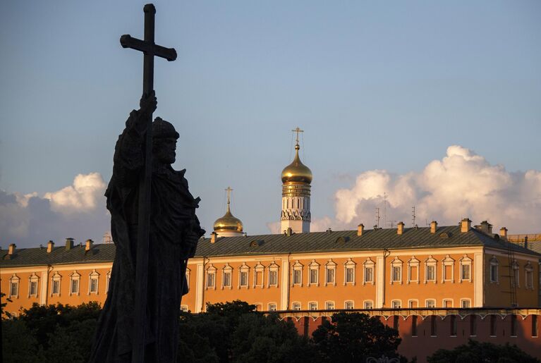 Памятник святого князя Владимира на Боровицком холме в Москве. На втором плане - Оружейная палата московского Кремля.