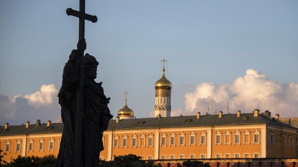 Памятник святого князя Владимира на Боровицком холме в Москве. На втором плане - Оружейная палата московского Кремля.