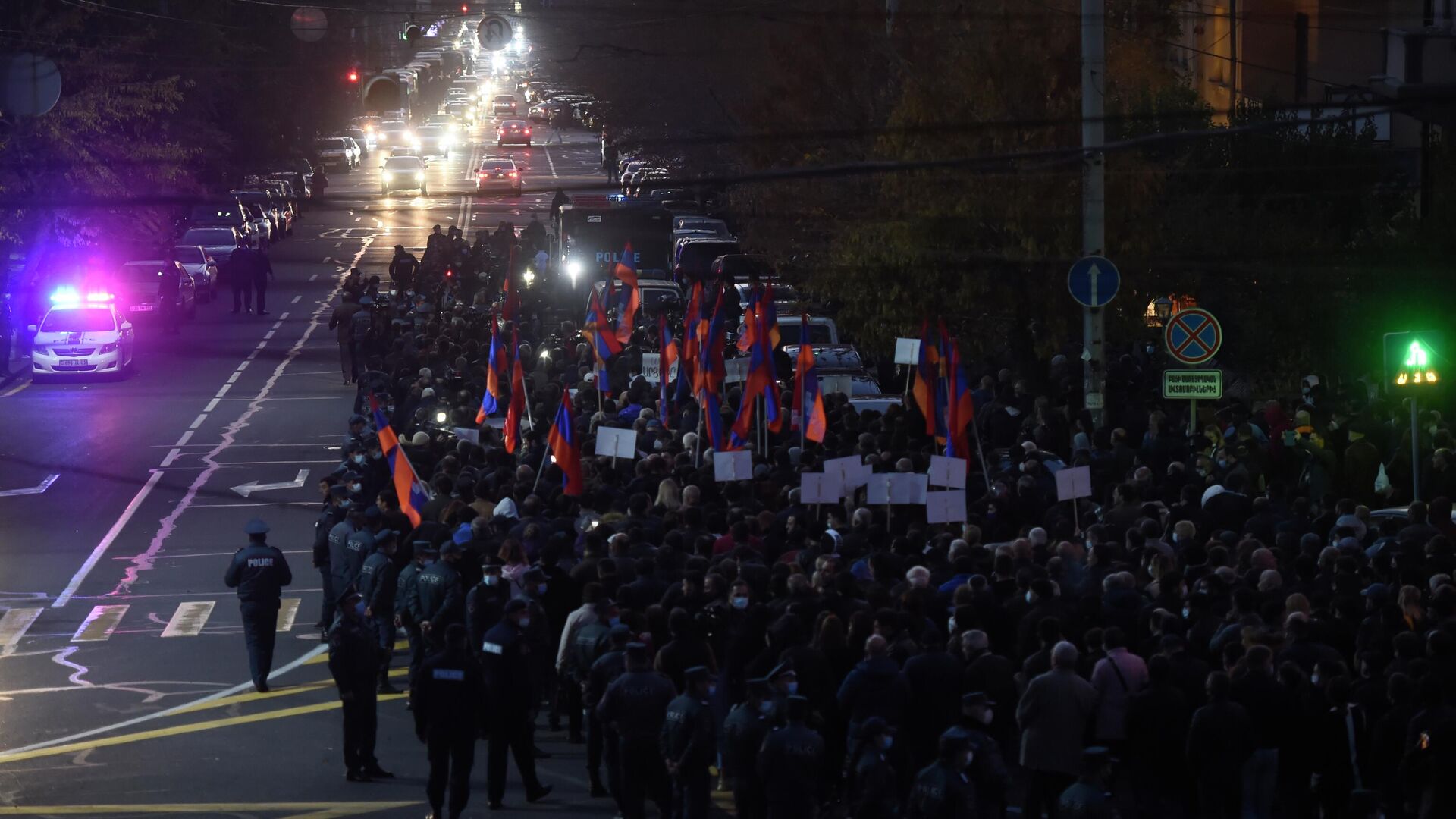 Шествие участников митинга оппозиции к зданию Службы национальной безопасности Армении в Ереване - РИА Новости, 1920, 12.11.2020