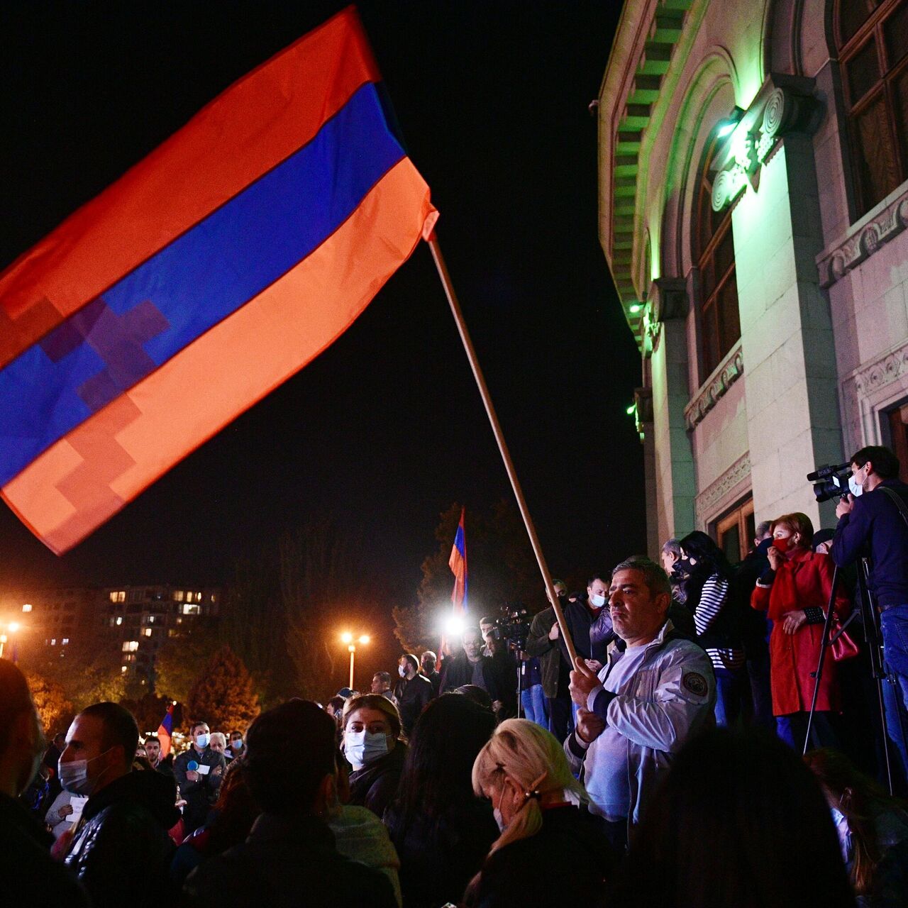 Полиция просит митингующих на площади у театра оперы в Ереване разойтись -  РИА Новости, 12.11.2020