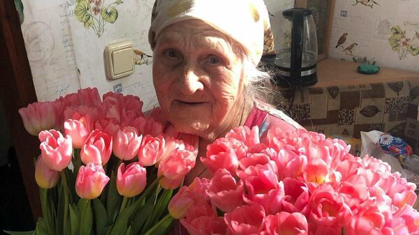 Евгения Федоровна с цветами, которые подарил внук